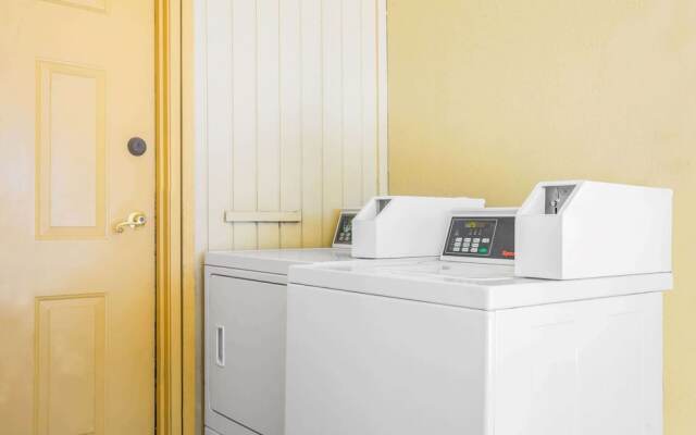 Super 8 by Wyndham Eagle Pass