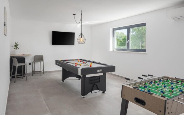 Beautiful Home in Rebici with Hot Tub, Sauna & 4 Bedrooms