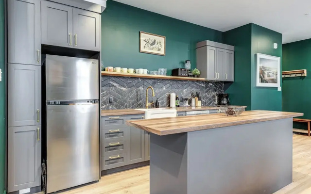 Majestic 3-Bedroom Designer Apartment
