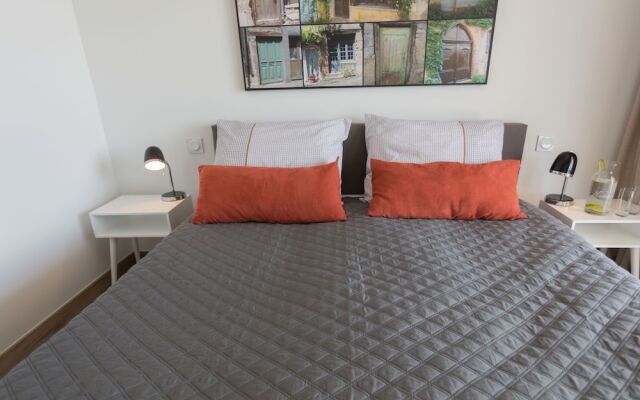 Modern Villa in Azille with Private Pool and Jacuzzi