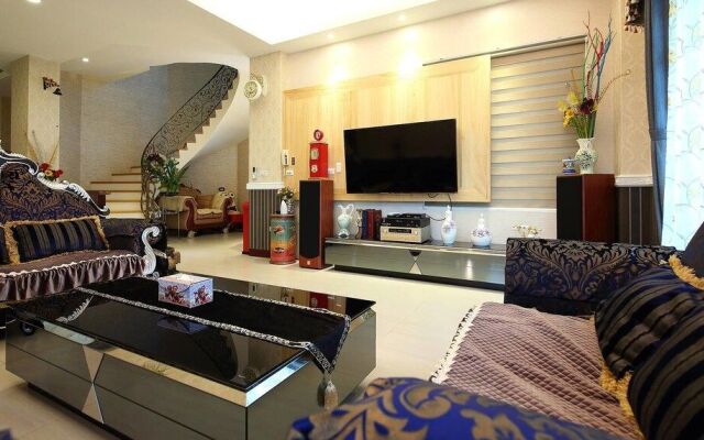 Textile Girl Romantic Homestay