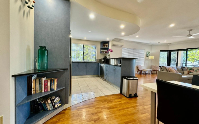 Lighthouse Apartments on The Strand - 2