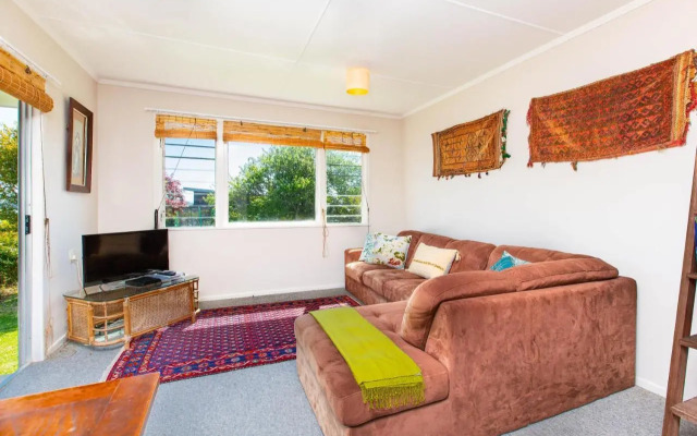Lorenzen Bay Bungalow - Raglan Holiday Home