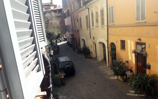 Anastasia Hidden Balcony - An hidden balcony inside Trastevere