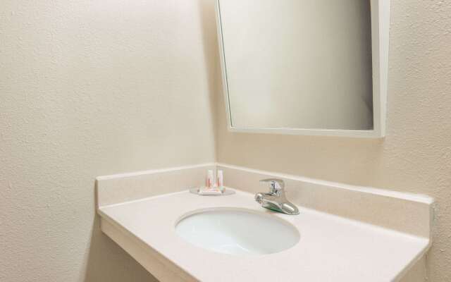 Super 8 by Wyndham St Charles