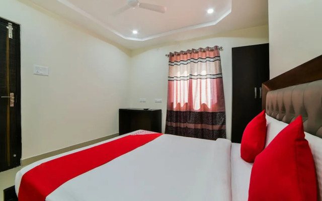OYO 23589 Crown Palace