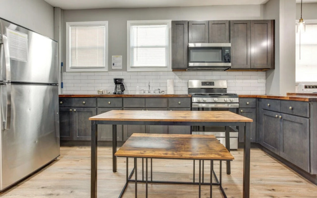 Convenient Elizabeth Apartment w/ Private Balcony!