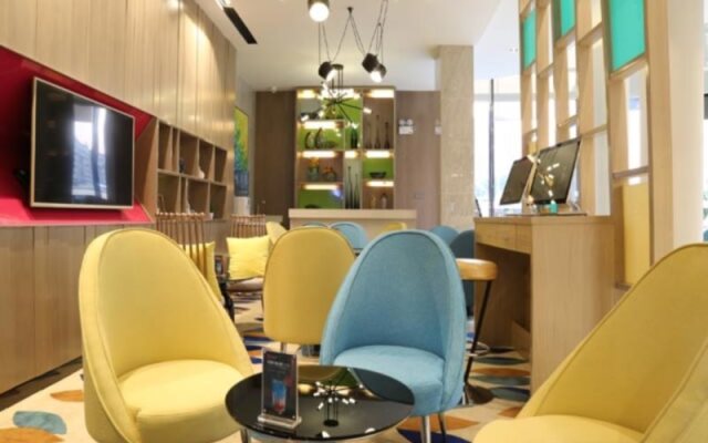 华尚酒店(广西医科大学南湖公园店)