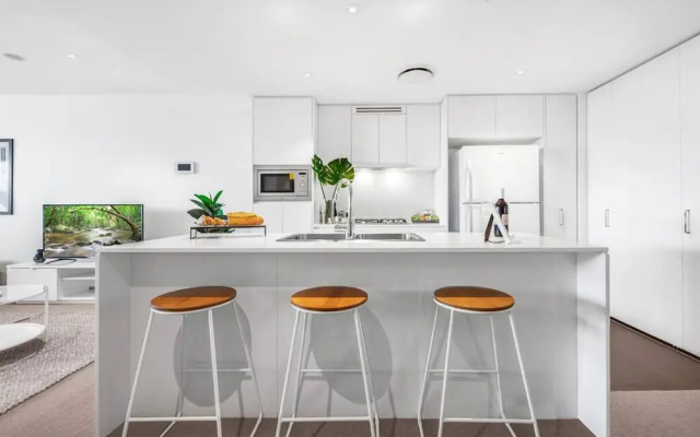2BR Luxury Skytower Views CBD Pool Gym Netflix