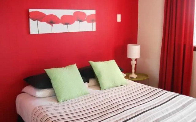 Ducks & Drakes Boutique Motel & Backpackers