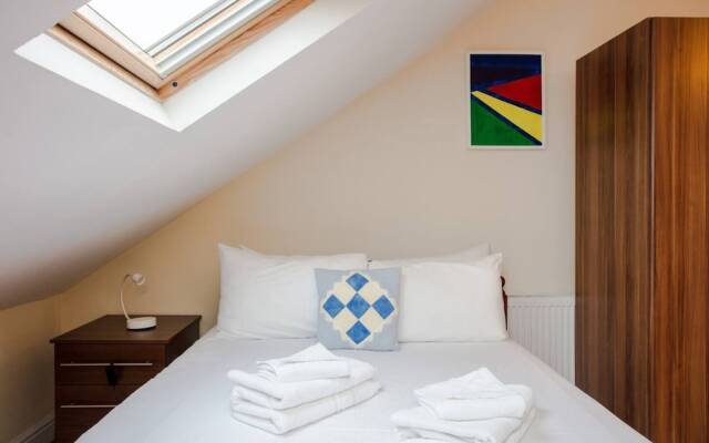 Top Floor Studio Next to Clapham Junction Station