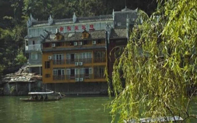 Fenghuang Happy Hotel