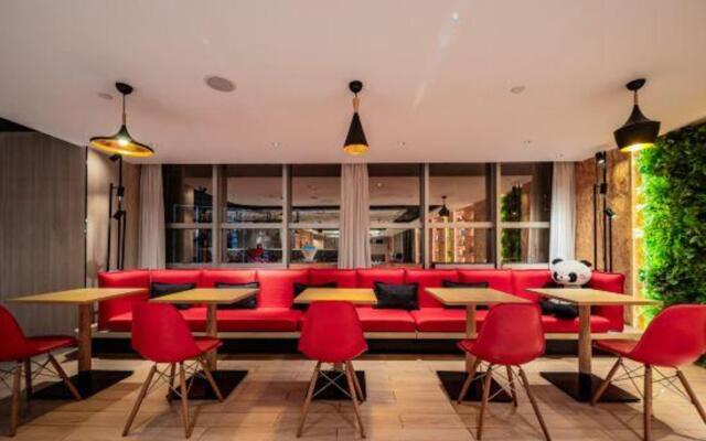 32/5000  Hotel Ibis (wide narrow Alley Central Hotel, Chengdu)