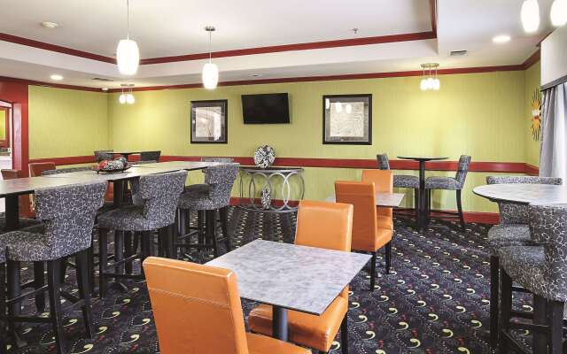 La Quinta Inn & Suites by Wyndham Dallas - Hutchins