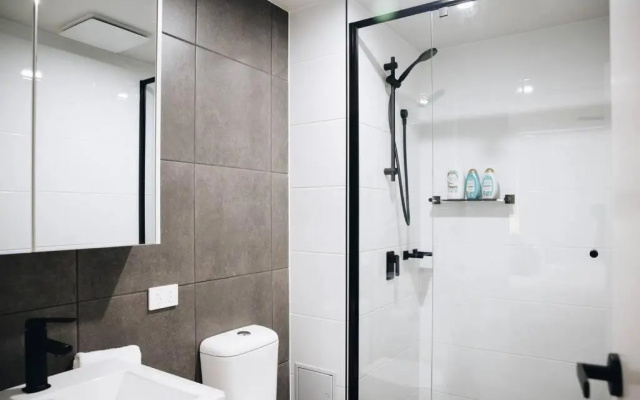 Resort Style 3 Bed 2 Bath, 200m from Beach – Bathroom – Buddina