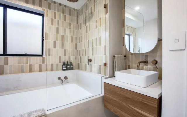 Coastal 2-bed Apartment With Courtyard