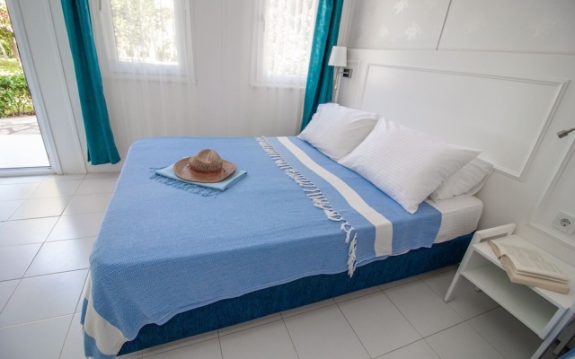 Blue & White Hotel