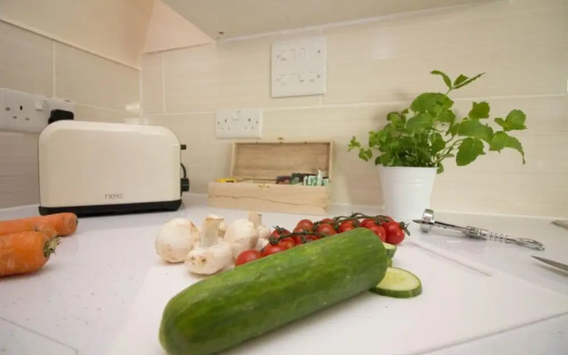 Stayzo Castle Penthouse 16- A Clean Fresh Modern Apartment With Free Wi-fi