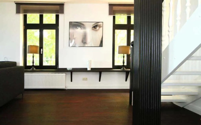 Villa Schering App 4 Black White