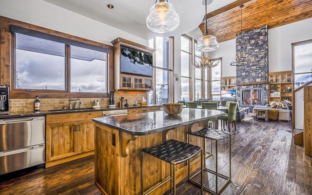 Inuksuk Lodge 4800 sq ft of Excellence