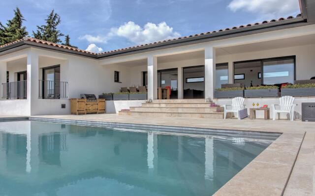 Modern Villa in Azille with Private Pool and Jacuzzi