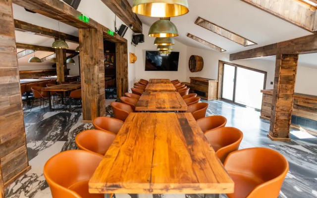 HOW Boutique and Hotel