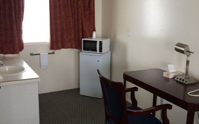 Red Deer Inn & Suites