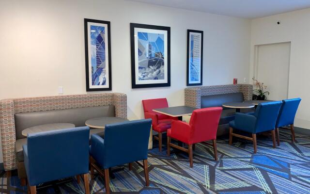Holiday Inn Express & Suites Chicago-Libertyville by IHG