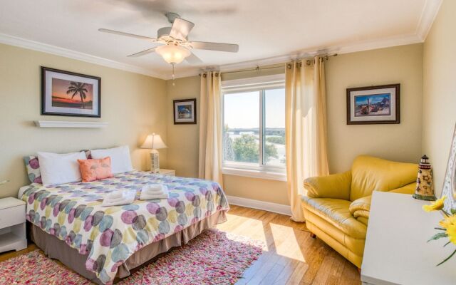 Beachfront Sapphire: Luxe 6 Bedroom Home