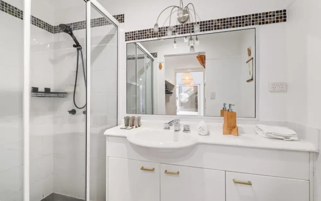 Spacious 2-bed With Private Rooftop & BBQ Access