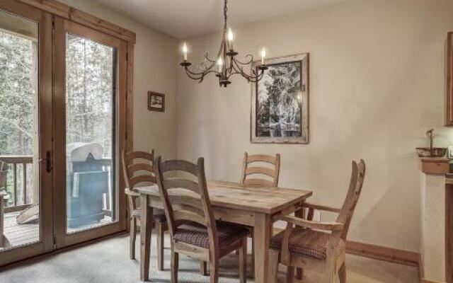 8757 Trappers Crossing Condo