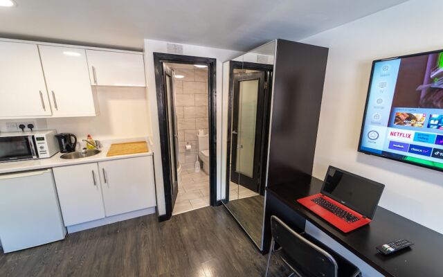 23 North Road Studios Near QE and UOB