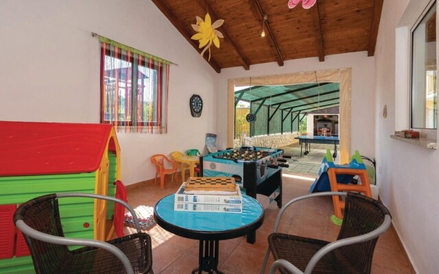Beautiful Home in Banj With Wifi and 5 Bedrooms