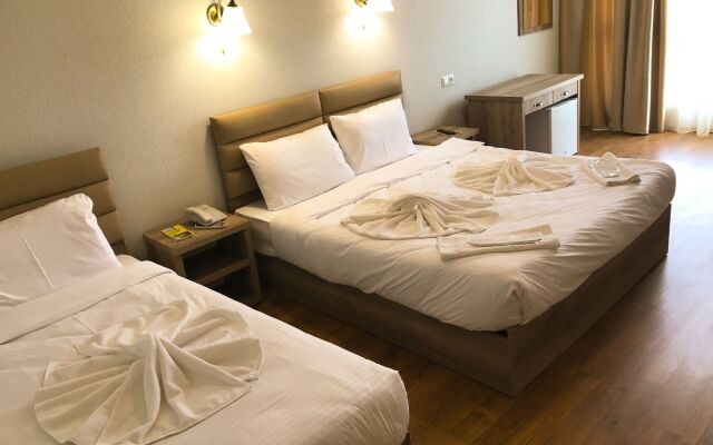 L Plaza Hotel