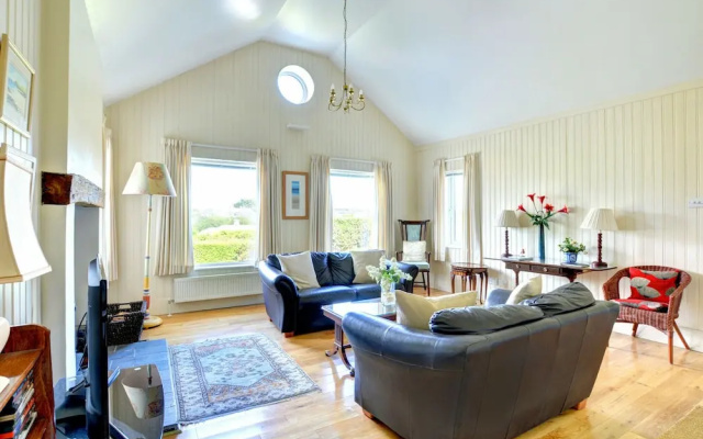 Luxurious,detached Holiday Home With Three Bathrooms and Parking