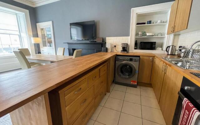 Spacious 3 bedroom Victorian flat City Centre