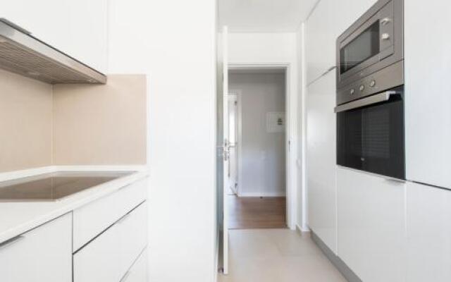 Elegant and Bright Apt Estoril by LCH