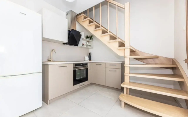 Bright 2bedroom home @terrace+parking, by Cohost