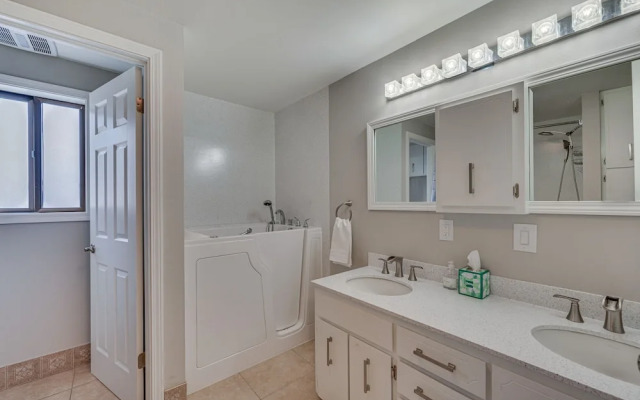 Cozy Nampa Escape w/ Fireplace + Smart TV!
