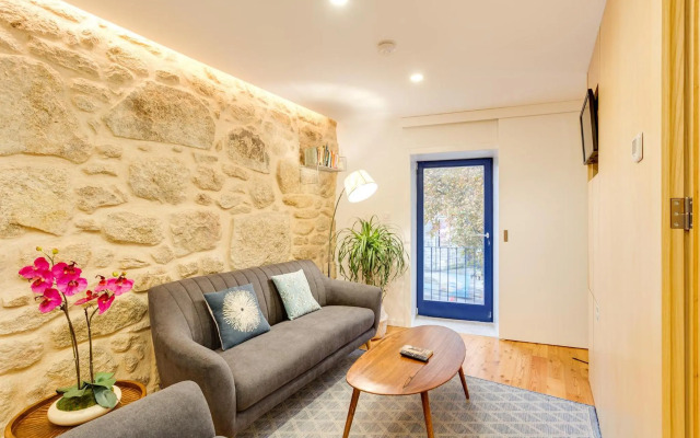 Riverside 2 Bedroom Apartment by DA'HOME