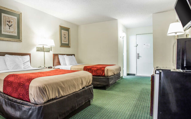 Econo Lodge Inn & Suites Fort Jackson area