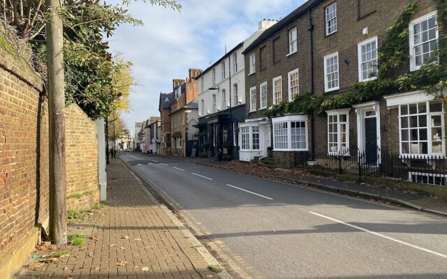 Immaculate 1-bed Apartment Near the River Thames