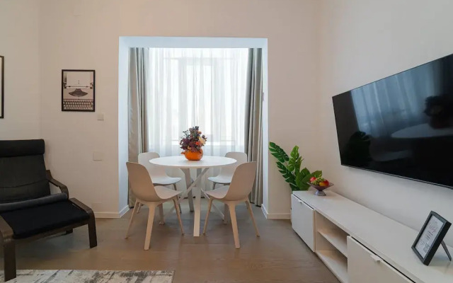 Charming 2BR Apartment - Steps to Romanian Athenaeum