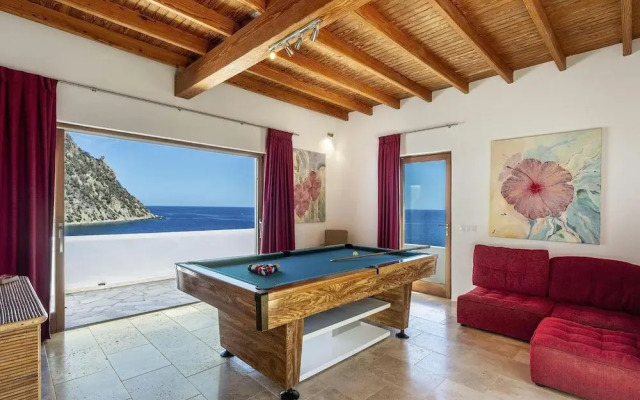 Magnificent Villa With sea Views