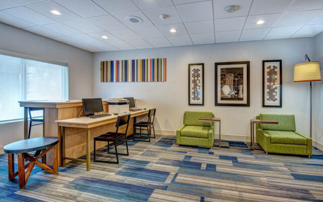 Holiday Inn Express & Suites Woodbridge