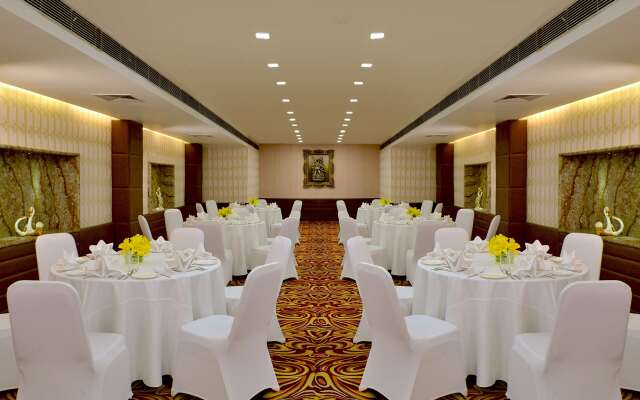 Taurus Sarovar Portico
