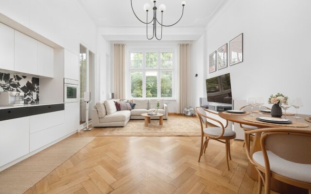 Retro Apartment in Wroclaw by Renters