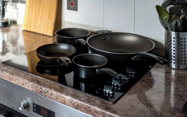 Spacious 1 Bedroom Apartment w/ Parking in Crawley