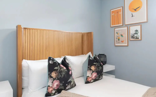 Beautiful 2 Bedroom Apartment With Parking in The Docks
