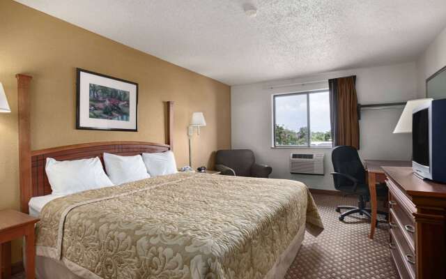Super 8 by Wyndham Canton/Livonia Area